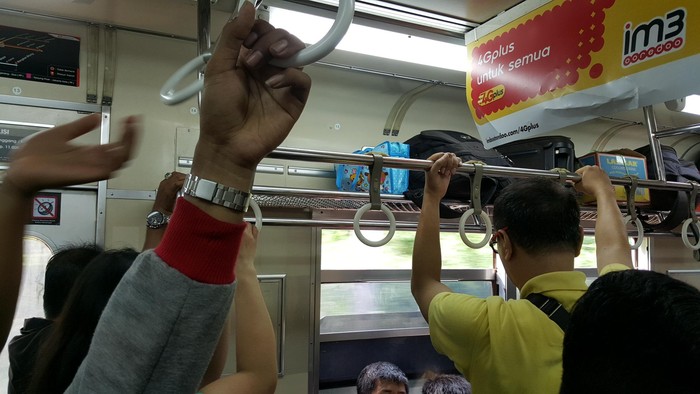 Saat Penumpang Merasa Panas dan Kegerahan di Commuter Line