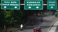 Arus lalu lintas yang mengarah ke Semanggi lancar.