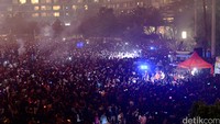 Bundaran Hotel Indonesia dipadati warga yang ingin merayakan malam pergantian tahun.