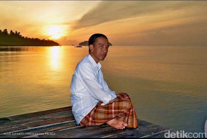 Jokowi Nikmati Sunrise di Raja Ampat Jokowi Nikmati Sunrise di Raja Ampat