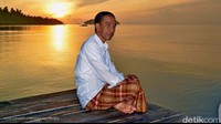 Membumi sekali perangai Jokowi kala itu. Ia menikmati sunrise di sebuah dermaga di Pantai Waiwo, Raja Ampat mengenakan sarung (Foto: Agus Suparto/Presidential Palace)
