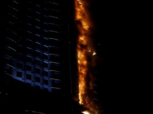 Kebakaran Hebat Landa Gedung Tinggi di Dekat Burj Khalifa
