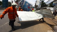 Baliho itu juga menimpa kabel listrik di Jalan Kapten Tendean.