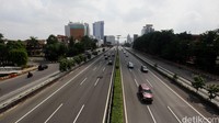 Tak terlihat adanya kemacetan di Tol Dalam Kota dari arah Semanggi menuju Cawang dan sebaliknya.