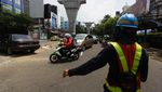 Ada Baliho Roboh, Lalin di Jalan Tendean Dialihkan