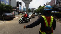 Para pengendara memutar balik.