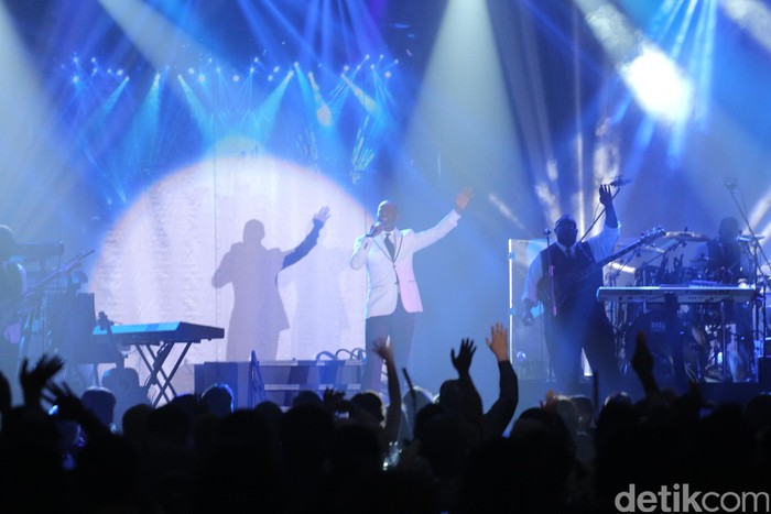 Riuh Tepuk Tangan Sambut Brian McKnight di The Trans Luxury Hotel Bandung