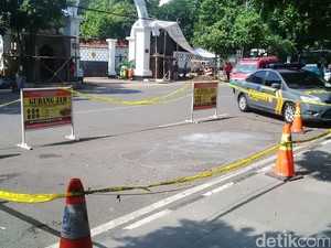 Lokasi Ledakan Bom Molotov di Depan Rumah Dinas Ridwan Kamil Disterilkan