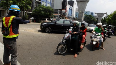 Ada Baliho Roboh, Lalin di Jalan Tendean Dialihkan