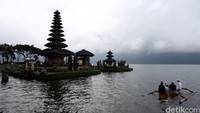 Pura Ulun Danu Bratan tak hanya indah di mata saja, namun juga memukau di dalam jepretan kamera.  (Foto: Rachman Haryanto)