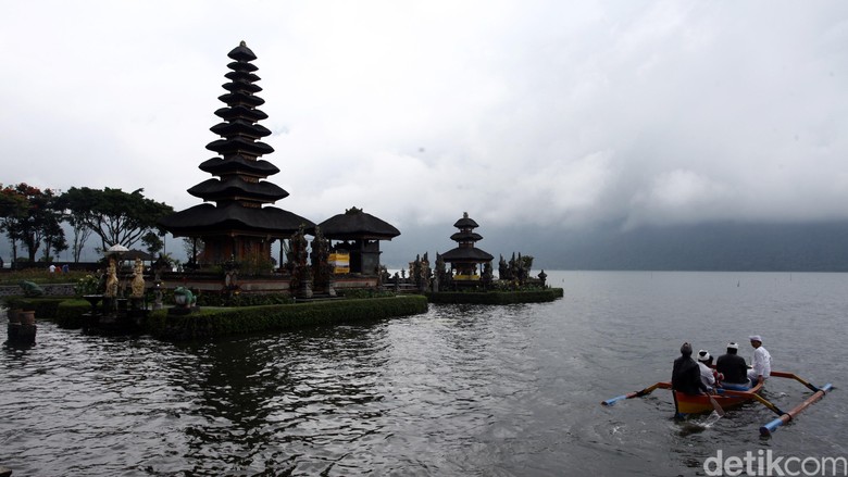Pura Ulun Danu Bratan Bali Warga bersiap melakukan larung sesaji di Danau Bratan, Bedugul, Bali dengan latar belakang Pura Ulun Danu.