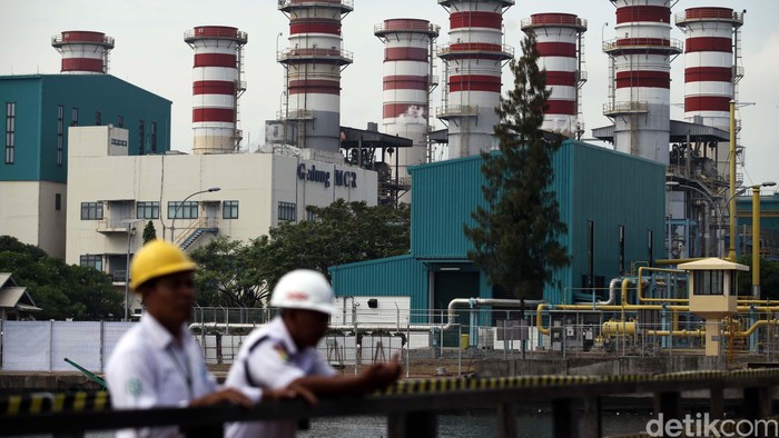 Petugas mengecek kondisi salah satu pipa saluran di PLTGU Muara Tawar Bekasi.