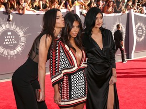 Foto: Tips Selfie Ala Selebriti, Kylie Jenner Hingga Jennifer Lopez