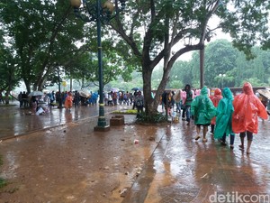 Meski Hujan, Ribuan Turis Tetap Antusias Wisata di Monas