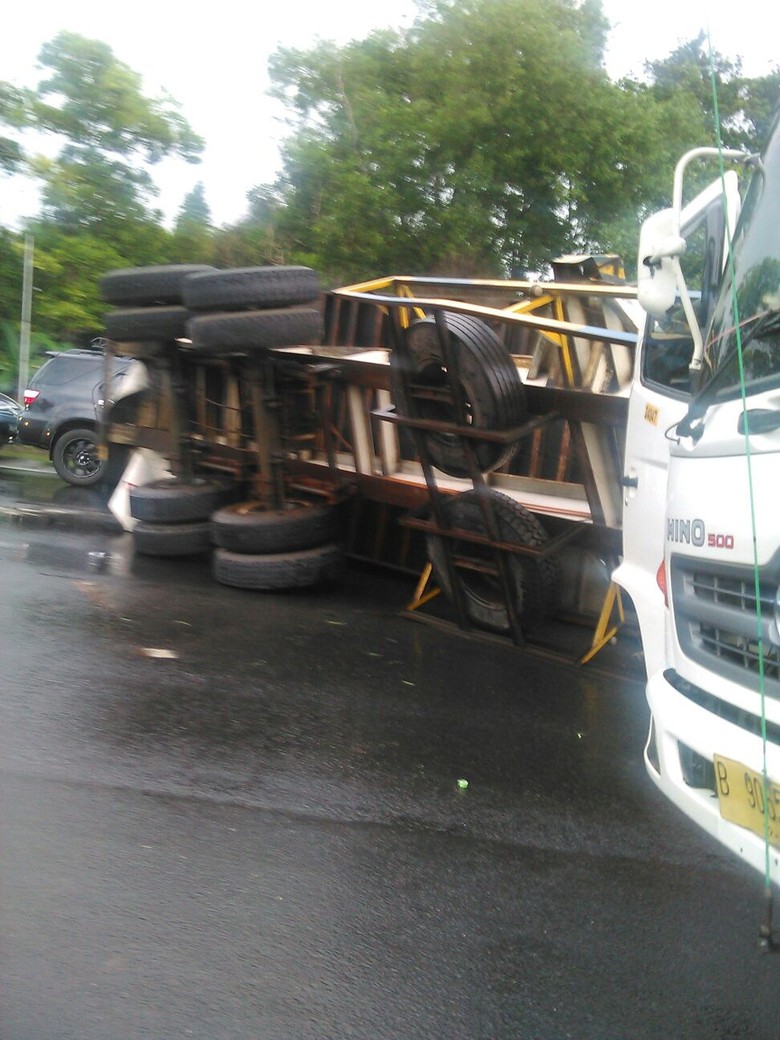 Truk Kontainer Terbalik Di Tol Jagorawi Arah Jakarta Macet 7 Km