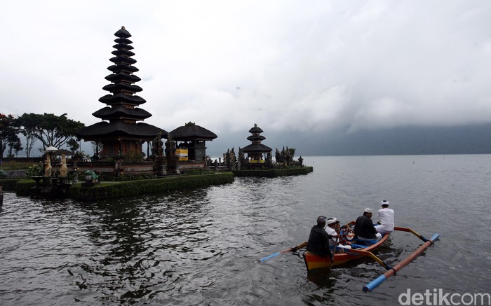 Pura Ulun Danu Bratan Bali Warga bersiap melakukan larung sesaji di Danau Bratan, Bedugul, Bali dengan latar belakang Pura Ulun Danu.
