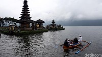Kamu sadar nggak jika Pura Ulun Danu Bratan da di dalam mata uang pecahan Rp 50 ribu? (Foto: Rachman Haryanto)