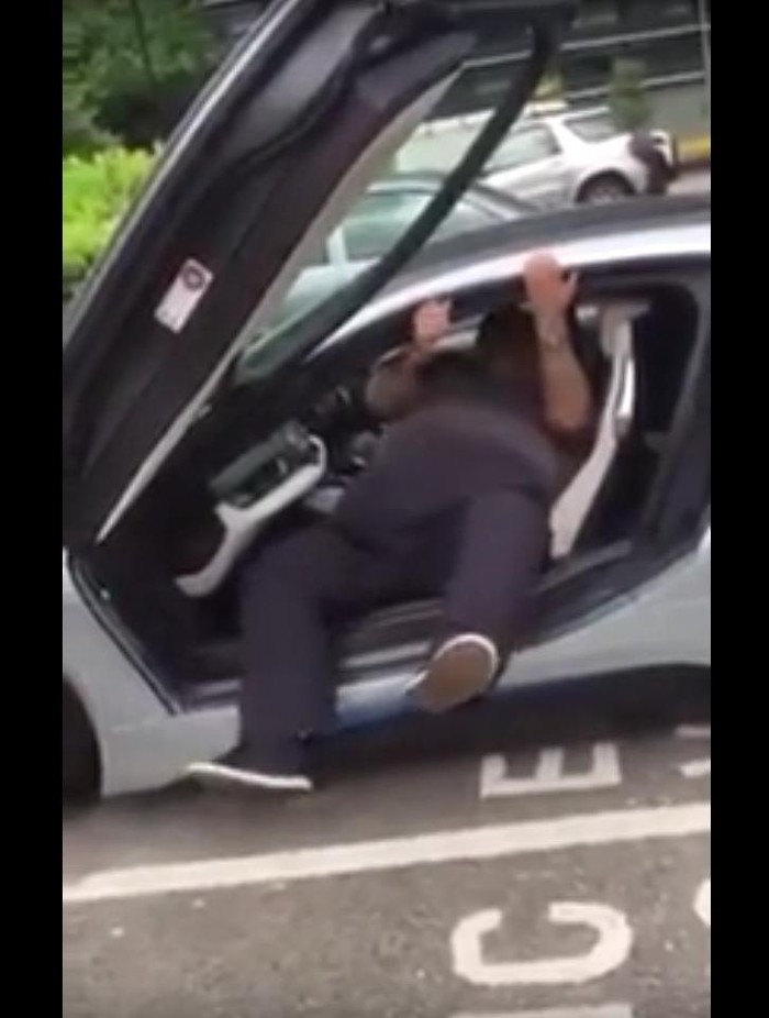 Pria Bertubuh Gemuk Ini Susah Payah Keluar Dari BMW i8