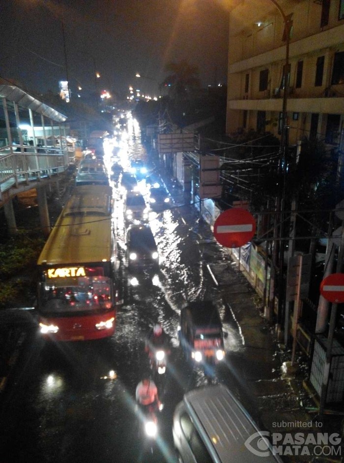 Hujan Deras Guyur Jakarta, Perempatan Matraman Tergenang
