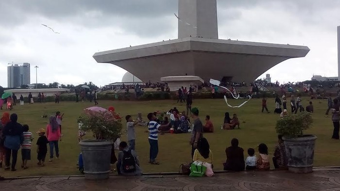 Pengunjung Membludak, Wisata Naik ke Tugu Monas Ditutup