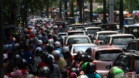 Tak anyal bila akses menuju Taman Margasatwa Ragunan hari ini padat merayap.