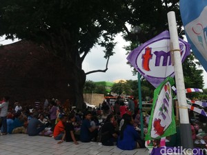Puluhan Ribu Pengunjung Padati TMII di Libur Tahun Baru