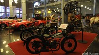 Jika anda ingin memasuki museum yang berdiri diatas lahan seluas 3, 8 hektare anda harus membayar tiket  pada hari senin-kami sebesar Rp. 60.000 sedangkan pada Jumat-Minggu dan tanggal libur lainnya Rp. 80.000.