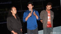 Yayan Ruhiyan, Iko Uwais, dan Cecep A. Rahman kompak menghibur para penggemar Star Wars di Jakarta. Pool/Gusmun/detikFoto.