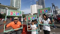 Warga berfoto dengan tulisan 2016.