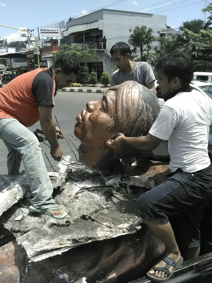 Patung Panglima Jenderal Soedirman di Purbalingga Roboh