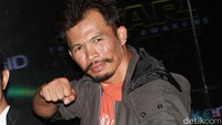 Cecep A. Rahman pasang kuda-kuda saat berpose di depan kamera. Pool/Gusmun/detikFoto.