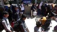 Warga dari dari sejumlah kota di Pulau Jawa.