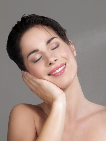 Cara Pakai Hydrating Face Mist yang Benar agar Kulit Instant Glowing