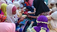 Perkampungan pemulung ini cukup bersih karena jauh dari pembuangan sampah. Anak-anak pun biasa bermain di dalam dan luar rumah.