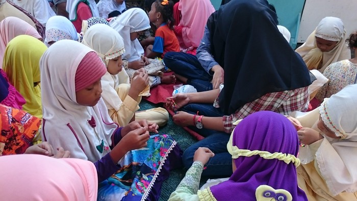 Anak-anak Pemulung Juga Berhak Bermain dan Gembira