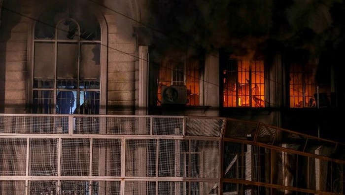 Serang Kedutaan, Massa di Teheran Panjat Atap Hingga Turunkan Bendera Saudi