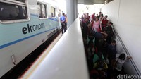 Warga turun dari kereta.
