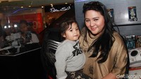 Digendong Audy, keduanya terlihat sangat kompak. Pool/Gusmun/detikFoto.