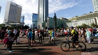 Warga beraktivitas saat Car Free Day (CFD) di kawasan Bundaran HI, Jakarta, Minggu (3/1).