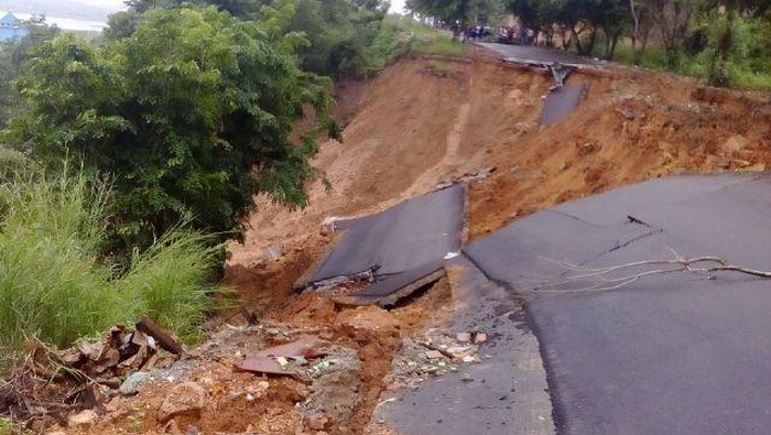 Jalan Aspal di Batam Terbelah karena Longsor
