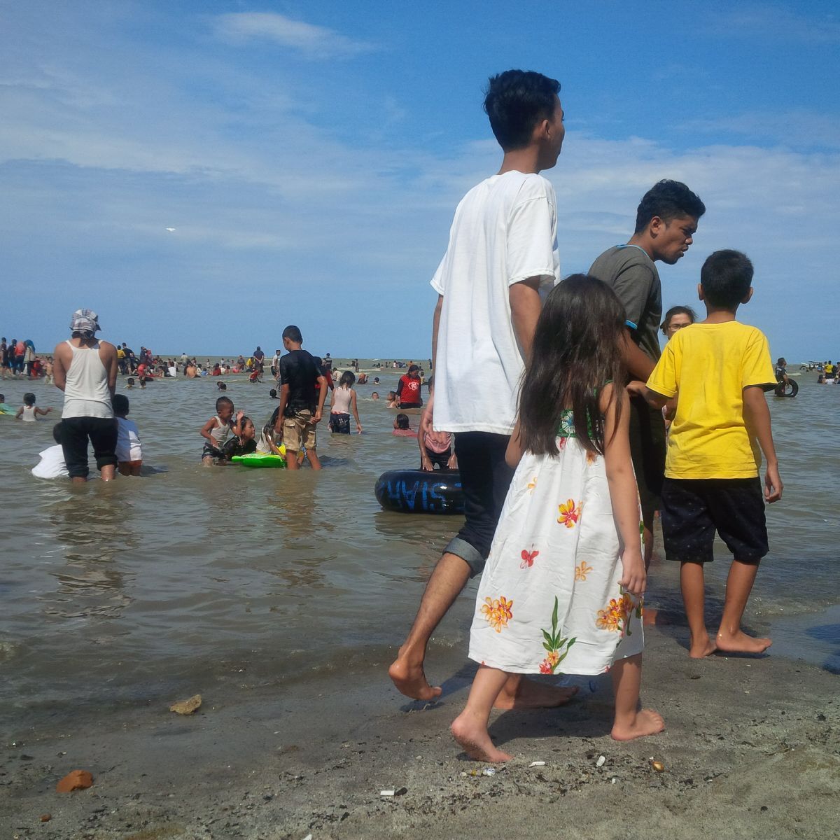 Hari Terakhir Liburan Ribuan Wisatawan Penuhi Pantai Bali