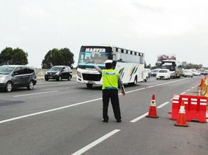 Tol Cikampek Macet 12 Km, Kendaraan Padat Sejak Cikunir