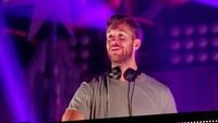 Tak mau kalah, Calvin Harris juga membawa pulang dua penghargaan, seperti Best Electronic Video lewat How Deep Is Your Love dan Best Male Video lewat This Is What You Came For. Adam Bettcher/Getty Images/detikFoto.