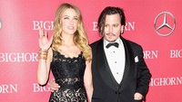 Johnny kenakan tuxedo hitam. Frazer Harrison/Getty Images/detikFoto.