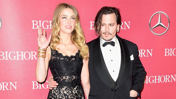 Tampil dengan Johnny Depp, Amber Heard Cantik Bergaun Hitam