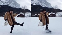 Saat bermain salju, ia juga tak lupa menenteng tas kesayangannya itu. (Instagram/princessyahrini)