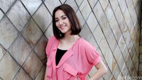 Ia bergaya kasual tapi chic dibalut tank top hitam yang dipadu blus  pink, celana hitam, dan sandal hitam-emas. Pool/Ismail/detikFoto.