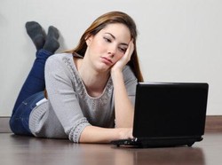 Iri Melihat Postingan Teman, Wajarkah?