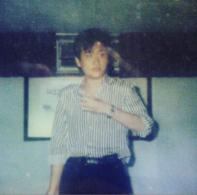 Deddy Corbuzier saat muda memiliki penampilan yang cukup berbeda dengan saat ini. Saat masih muda tubuh Deddy masih terlihat kurus, berbeda dengan tubuhnya saat ini yang dipenuhi oleh otot. Foto: Instagram Deddy Corbuzier