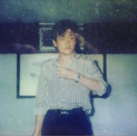 Deddy Corbuzier saat muda memiliki penampilan yang cukup berbeda dengan saat ini. Saat masih muda tubuh Deddy masih terlihat kurus, berbeda dengan tubuhnya saat ini yang dipenuhi oleh otot. Foto: Instagram Deddy Corbuzier